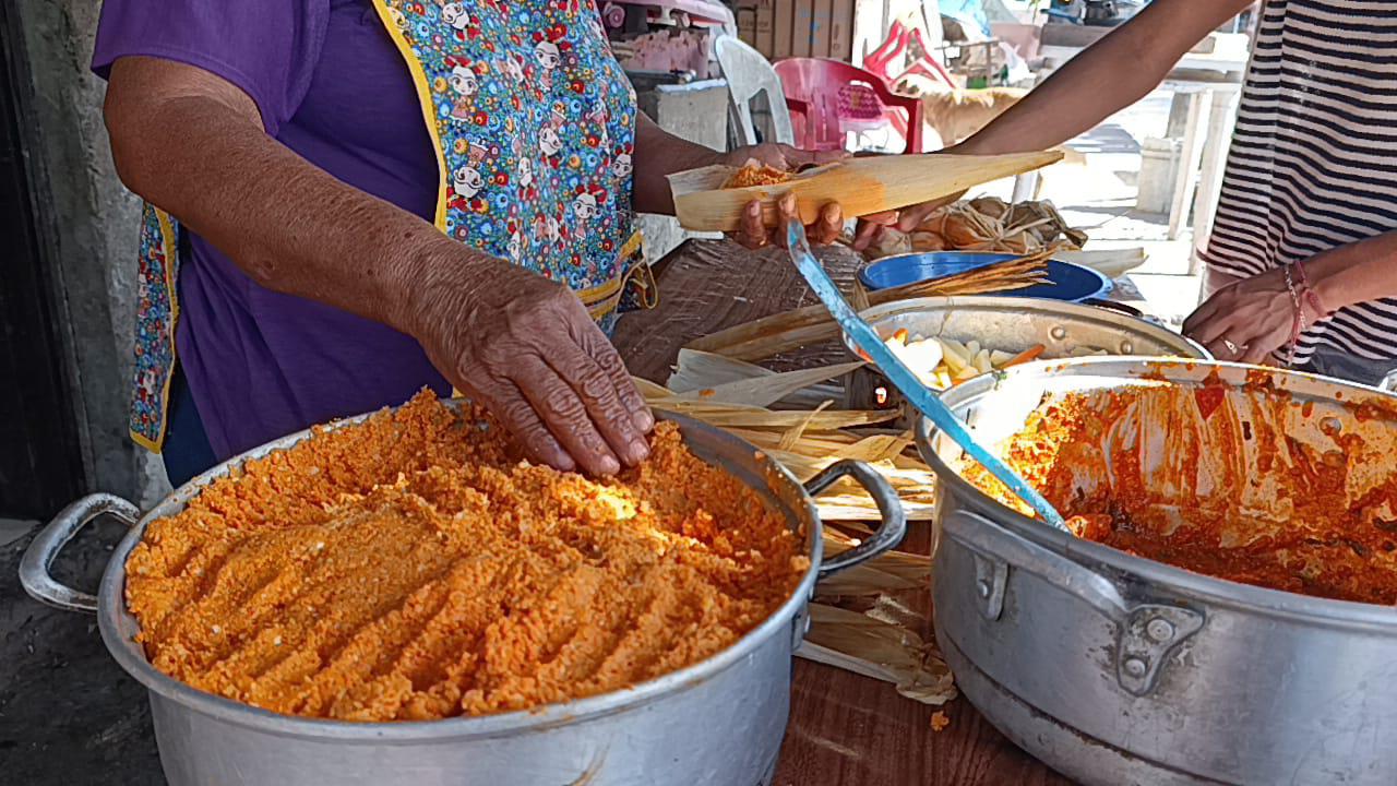 $!Por la promoción que le hizo una vecina, doña ‘Cuata’ cambió el campo por la elaboración de tamales