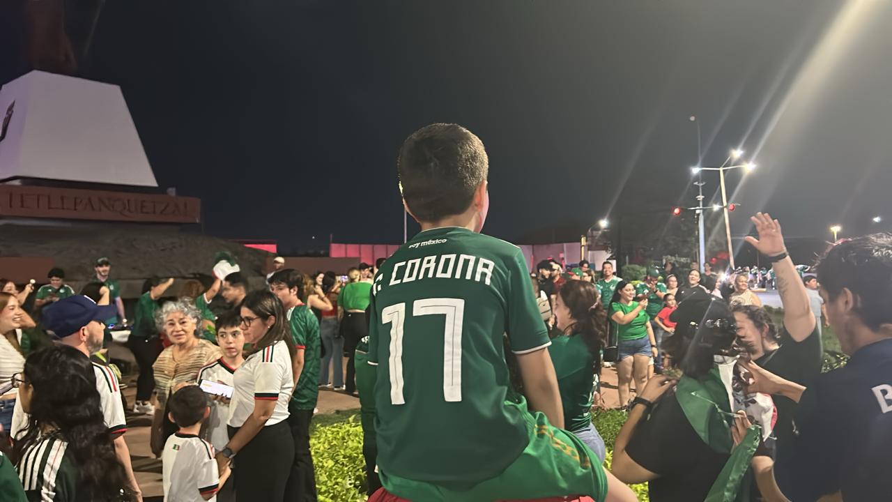 $!Afición culichi celebra en la glorieta Cuauhtémoc el pase de México a octavos del Mundial 2026