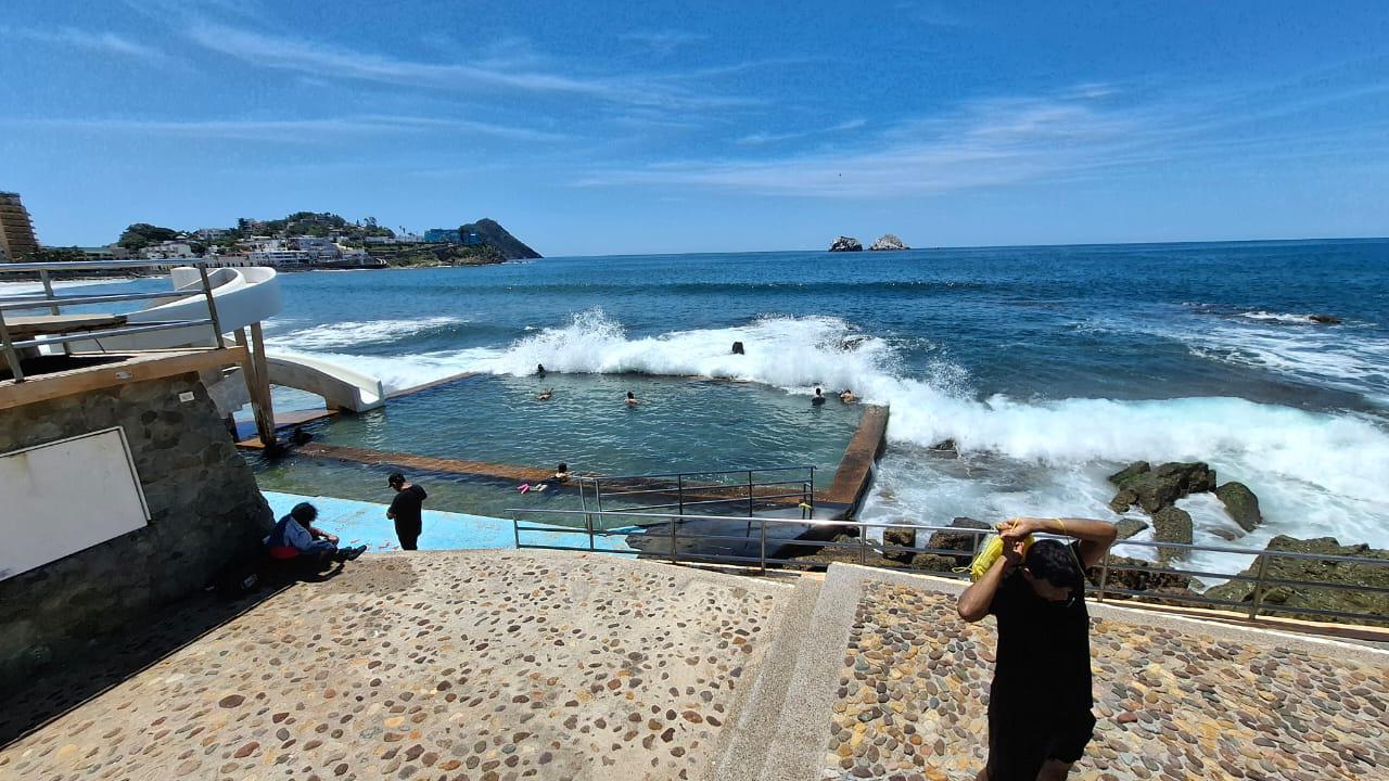 $!Reabren alberca de la Carpa Olivera al público y turistas aprovechan para pasar el día