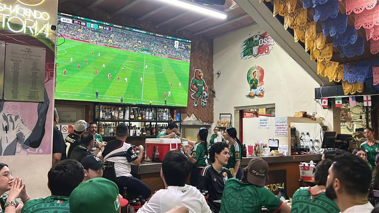 $!Afición culichi vive con intensidad el duelo de México ante Chequia en el Mundial