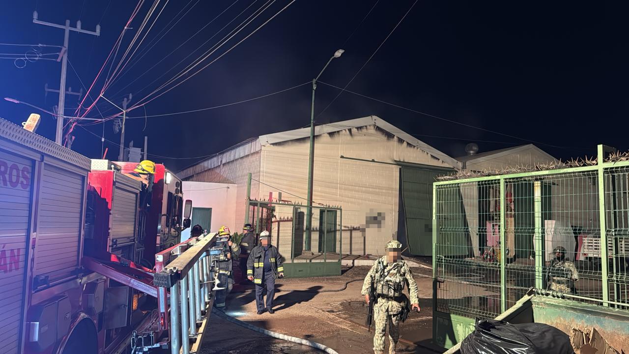$!Vandalizan e incendian una bodega en el Campo El Diez, al sur de Culiacán