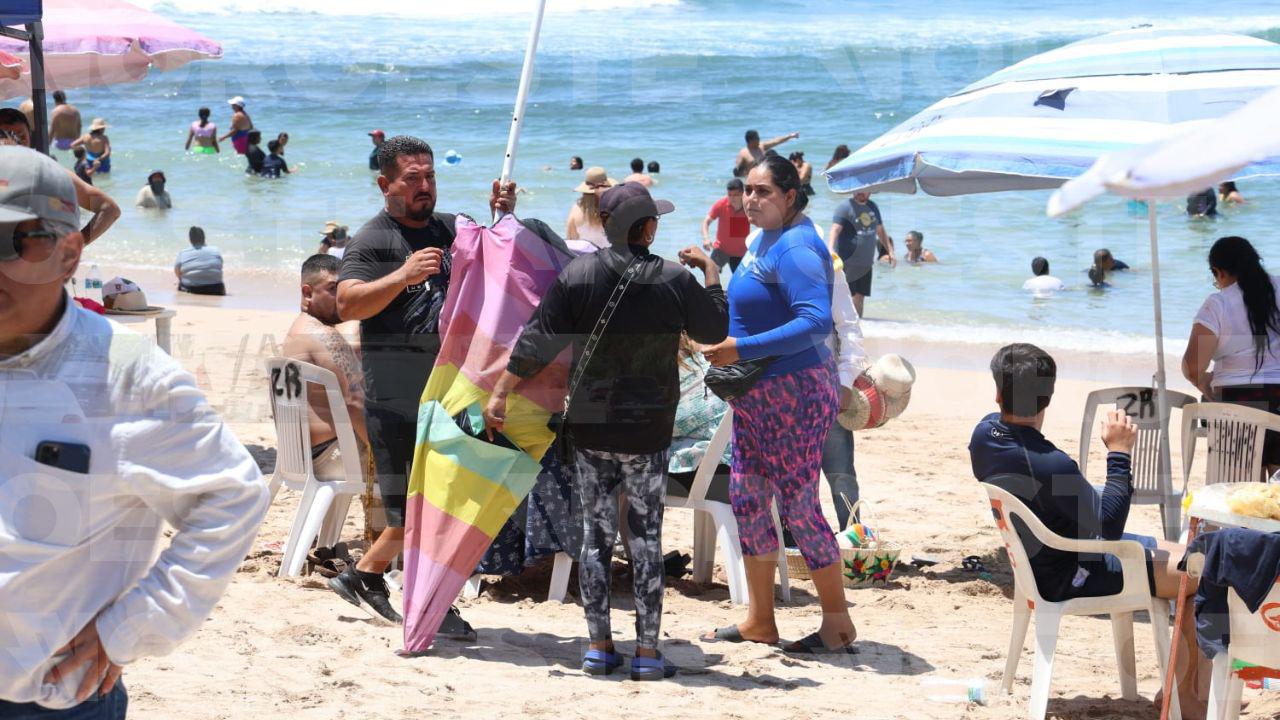 $!Realizan operativo de desalojo de vendedores y prestadores de servicio en Playa Pinitos