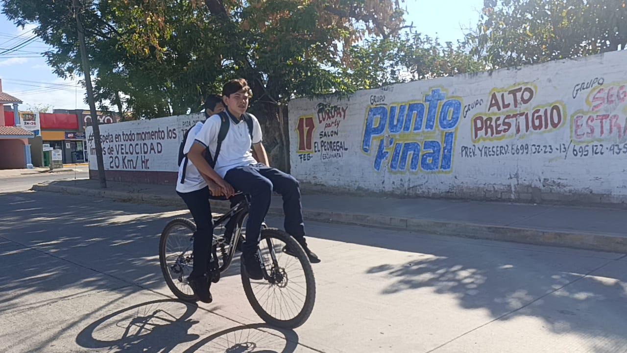 $!Estudiantes de secundaria en Escuinapa cumplen y retoman bicicletas para traslados