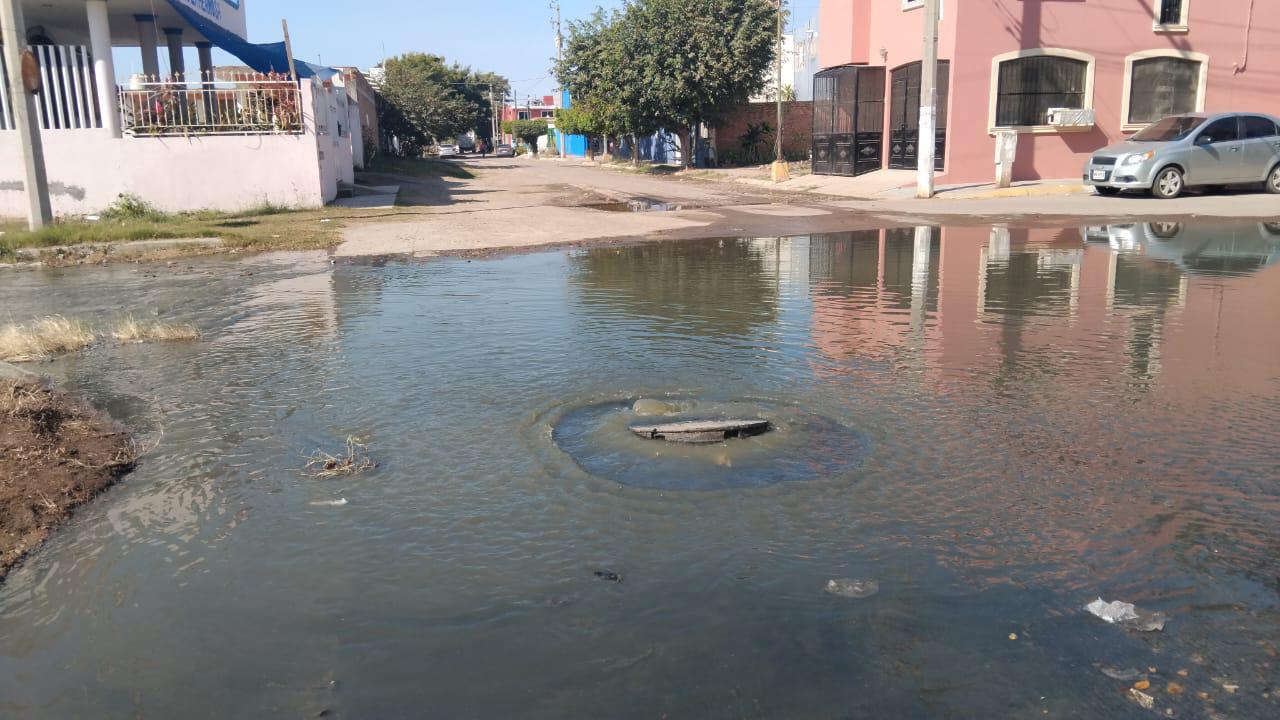 $!Sufren habitantes de la Burócrata, en Mazatlán, por una fuerte fuga de drenaje desde hace años
