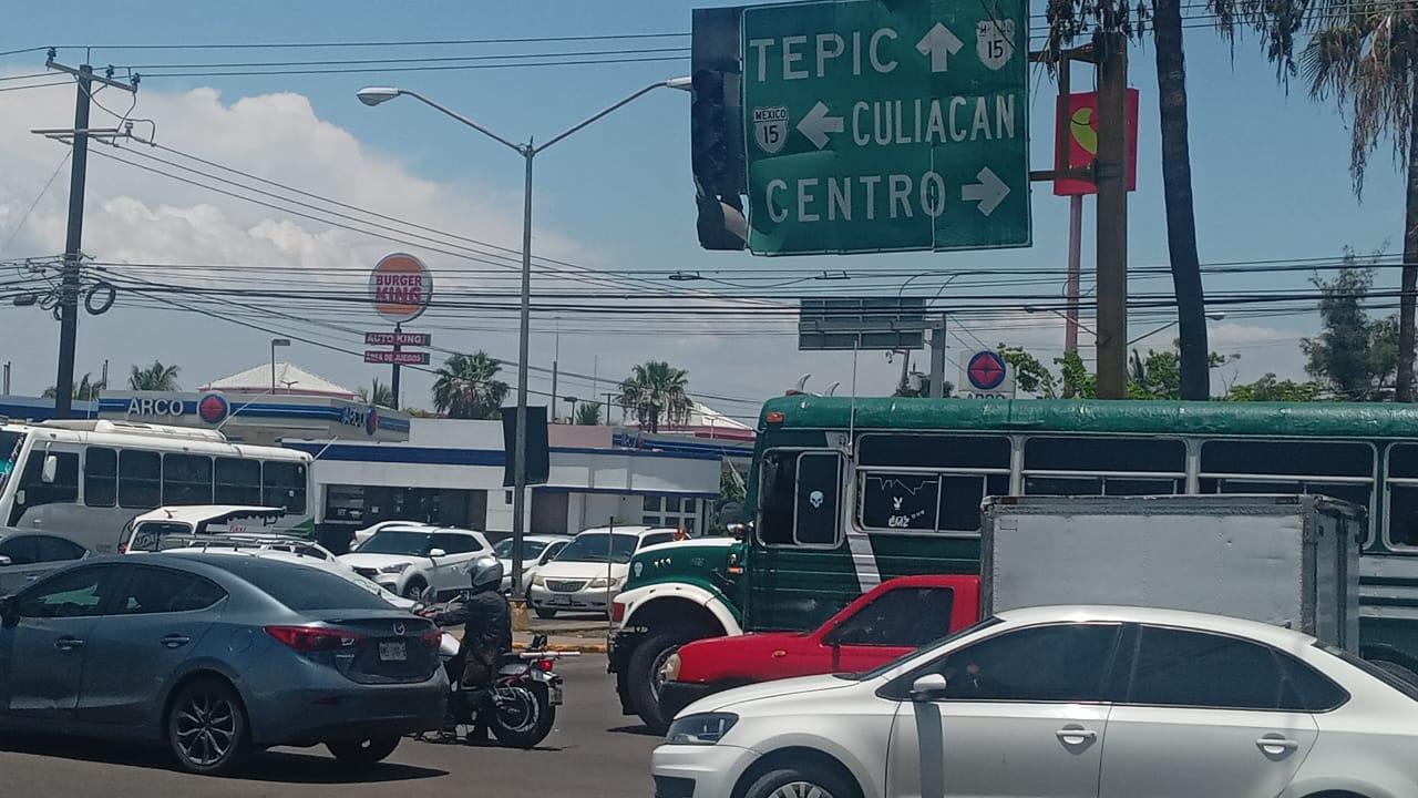 $!Ocasiona caos vial fallas en semáforo de Mazatlán