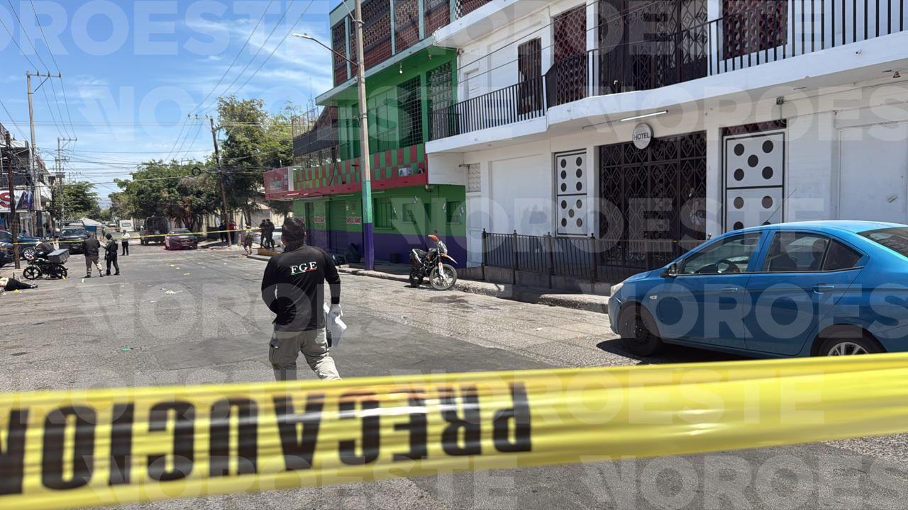 $!Asesinan a balazos a un hombre frente a un bar de la Colonia Centro de Culiacán