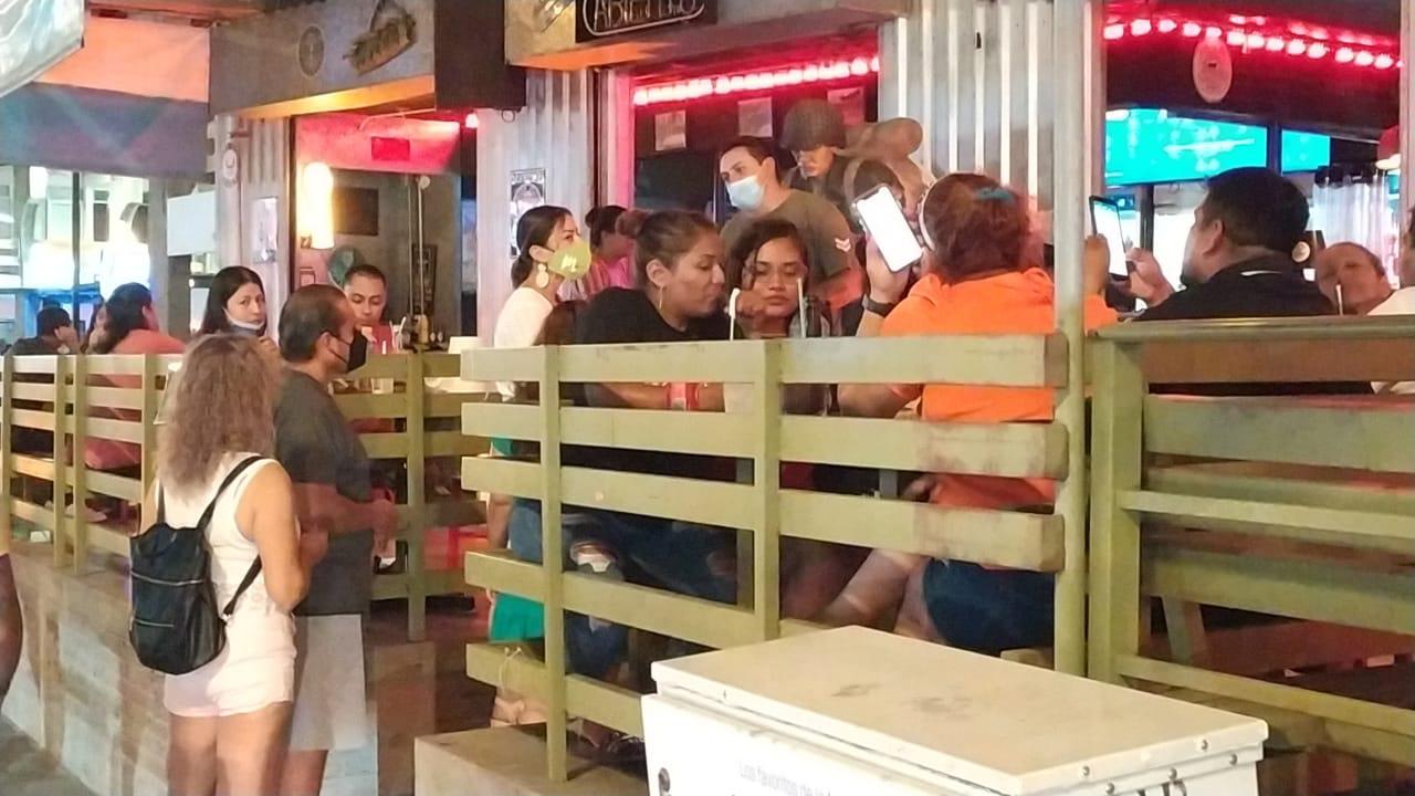 $!Se ‘olvidan’ de la pandemia en el malecón, antros y transporte público de Mazatlán