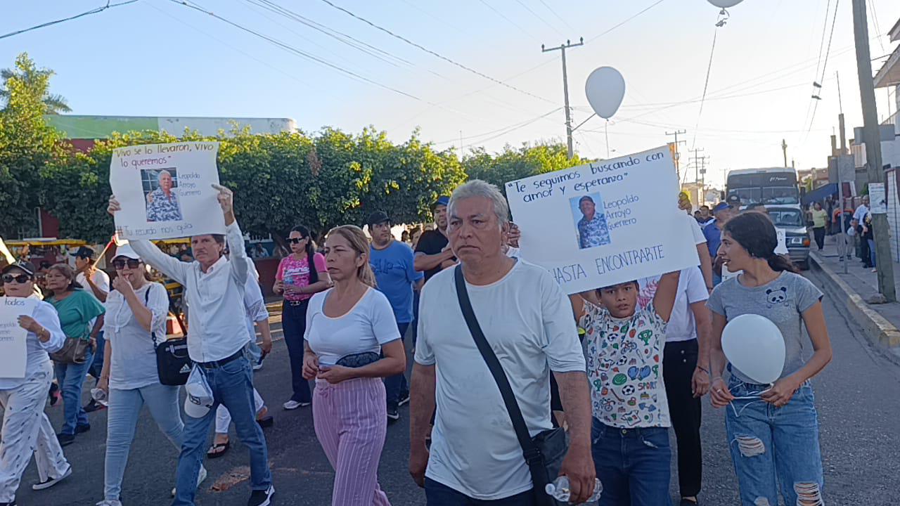 $!En Escuinapa, marchan por la paz y para pedir el regreso del constructor desaparecido