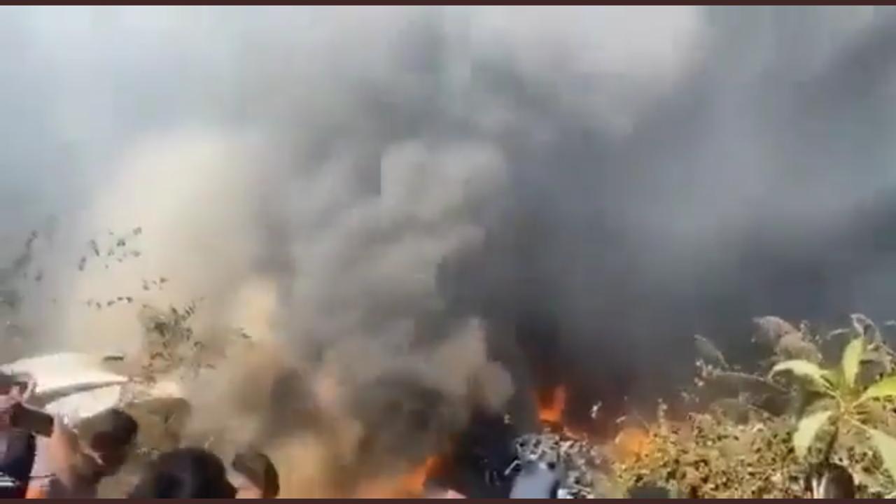 $!Mueren al menos 68 personas al estrellarse avión en Nepal