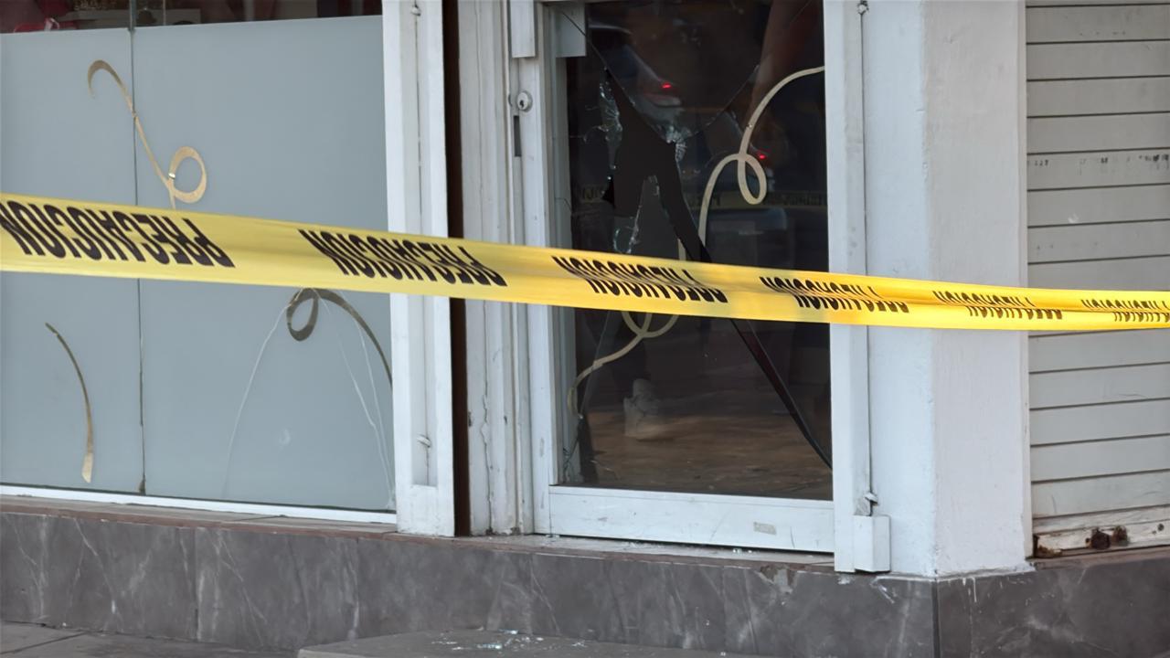 $!Disparan contra una florería sobre el bulevar Emiliano Zapata, en Culiacán