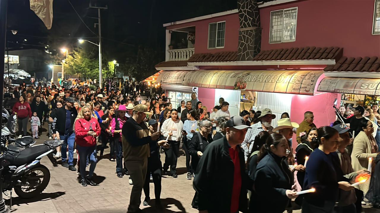 $!Celebran callejoneada con velas encendidas para honrar a sus difuntos en Surutato