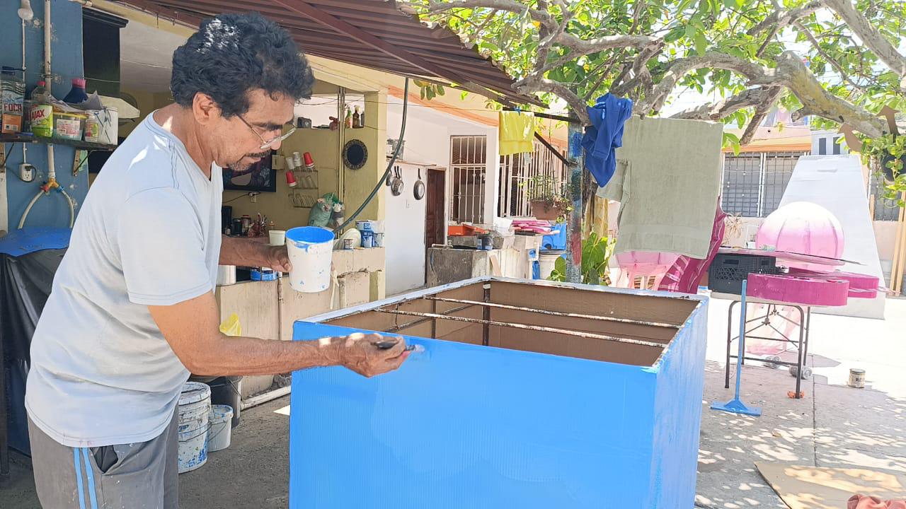 $!Juan Carlos conjuga en carros alegóricos su talento y la pasión por las fiestas de Las Cabras