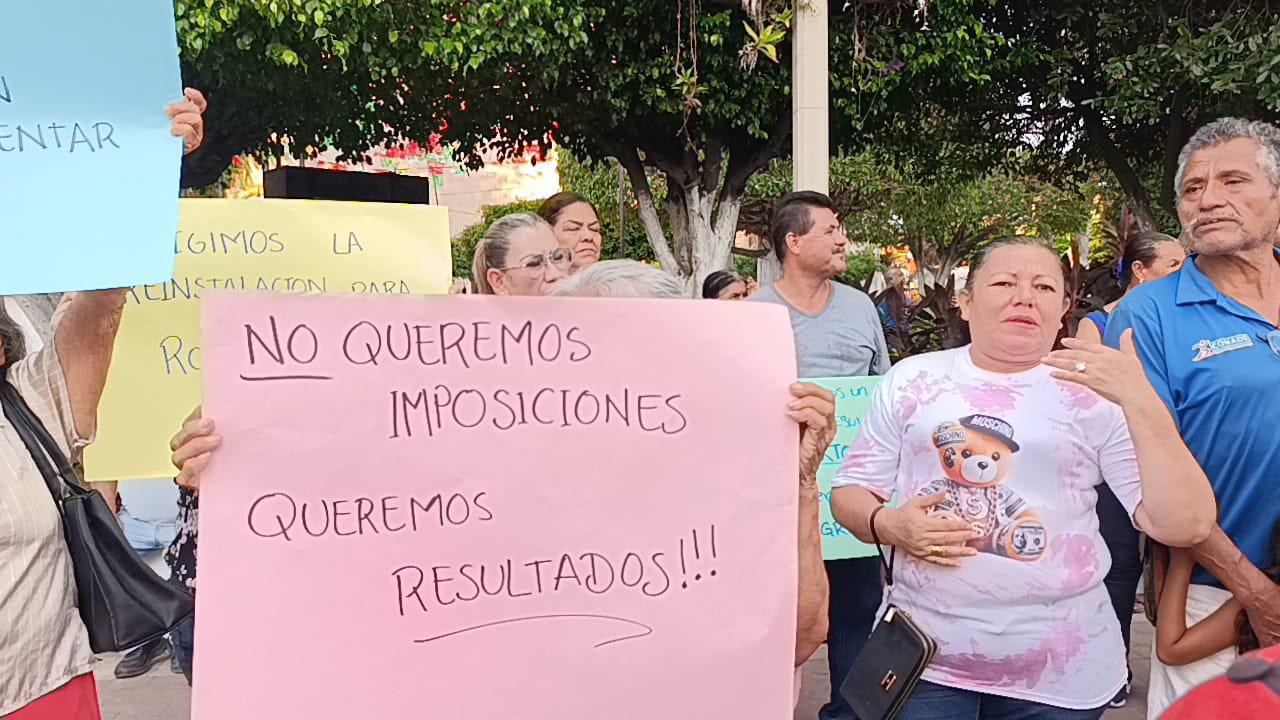 $!Vecinos de Escuinapa exigen explicaciones por destitución de gerente de Jumapae