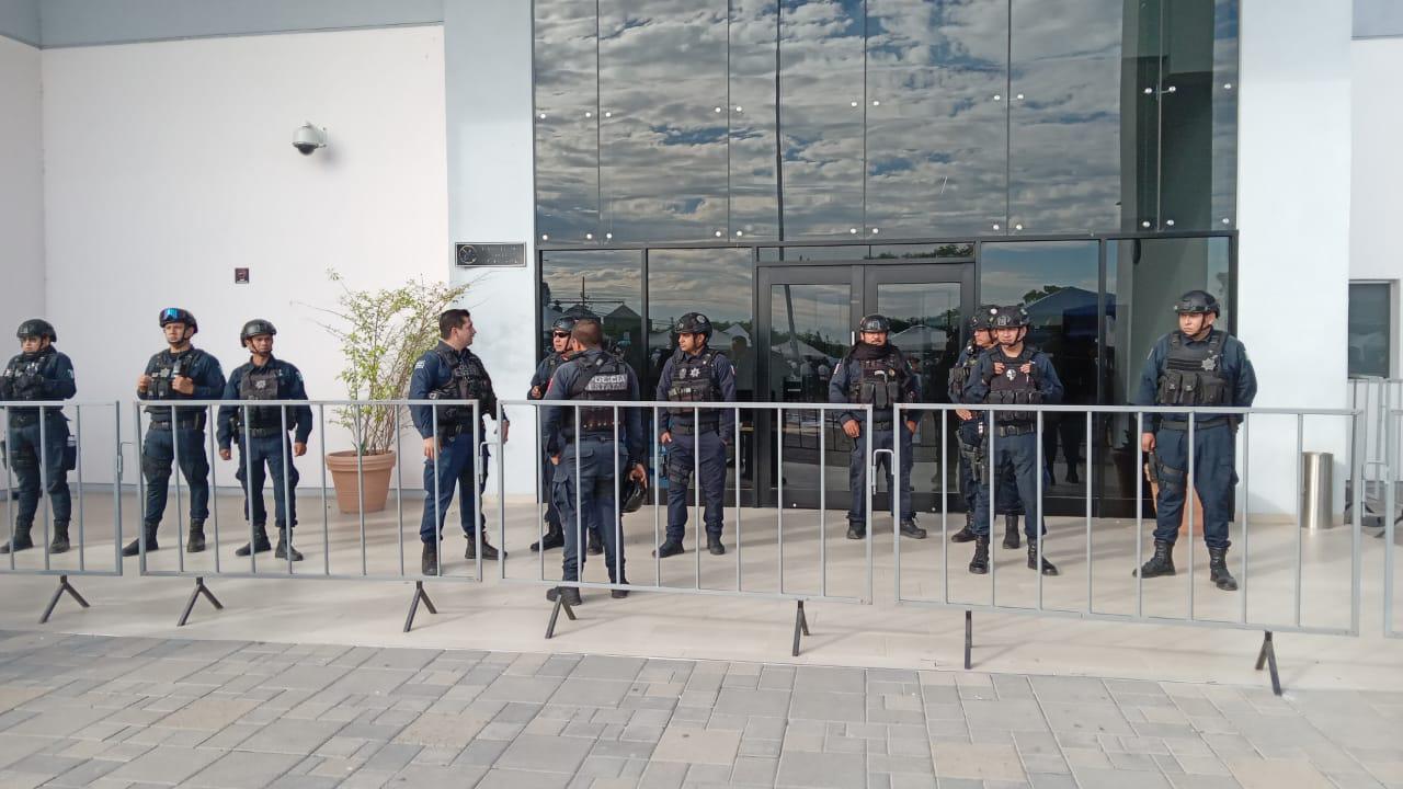 $!Chocan universitarios con policías estatales a llegada de Madueña a audiencia; amenazan con bloqueos y marcha