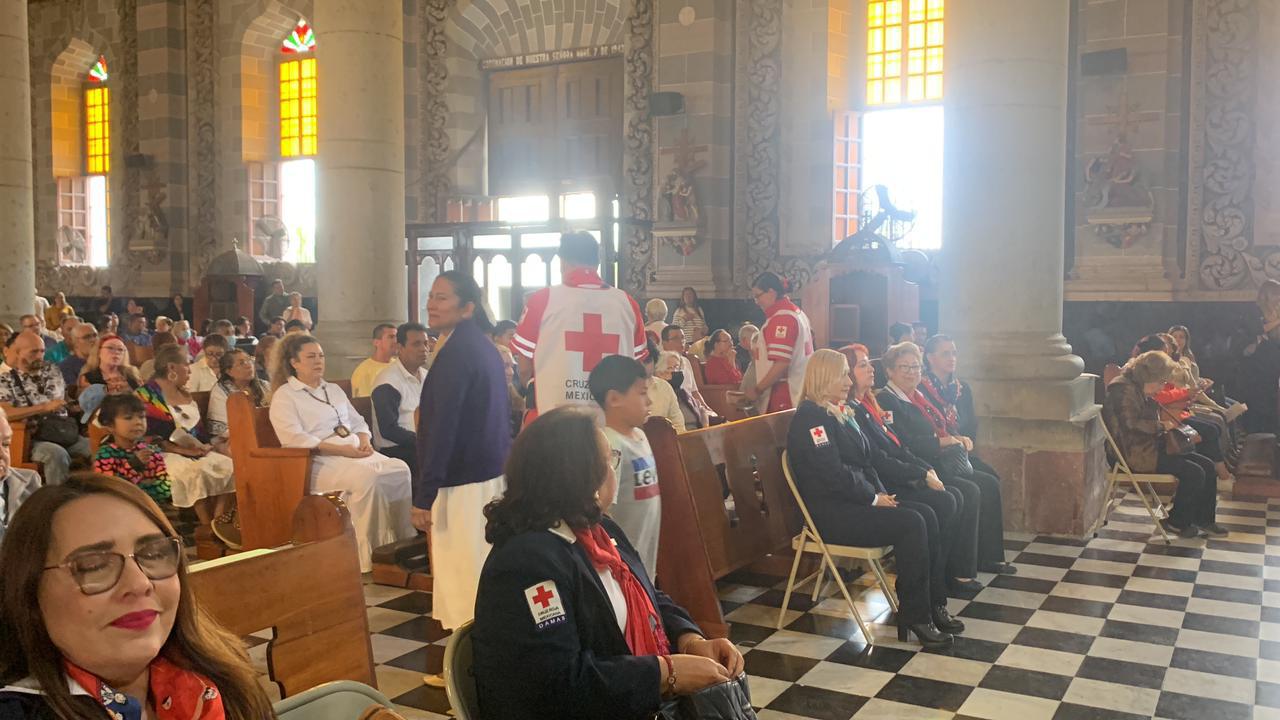 $!Durante la misa en Catedral, Cruz Roja Mazatlán reza por una colecta anual exitosa