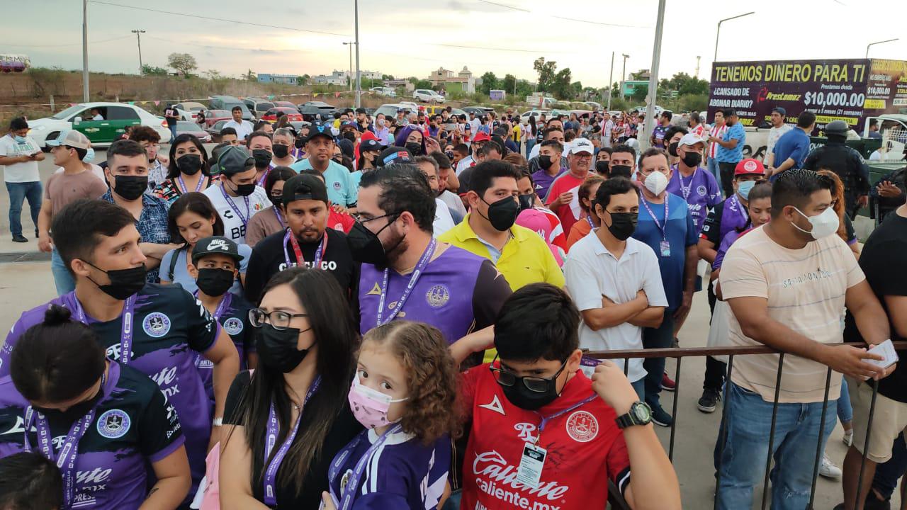 $!El Mazatlán-Chivas arrancará a la hora acordada, pese a la lluvia