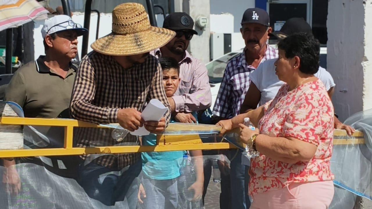 $!Al grito de ‘¡Queremos agua!’, vecinos de Cajón Verde y El Tazajal protestan en el Ayuntamiento de Rosario