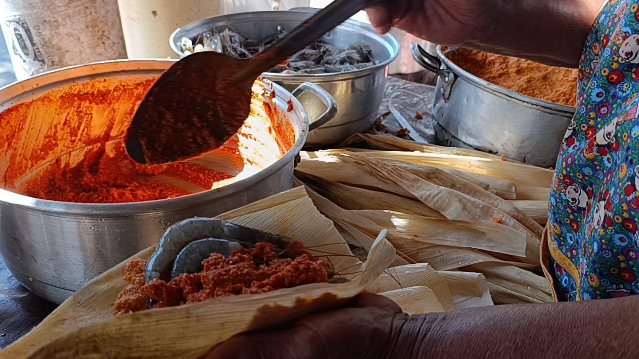 $!Por la promoción que le hizo una vecina, doña ‘Cuata’ cambió el campo por la elaboración de tamales