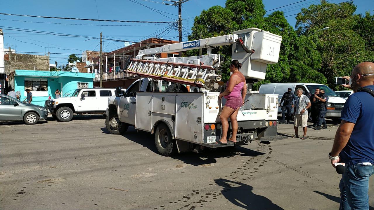 $!Luego de 30 horas sin luz, vecinos de la Colonia Gabriel Leyva toman la Avenida Emilio Barragán, en Mazatlán