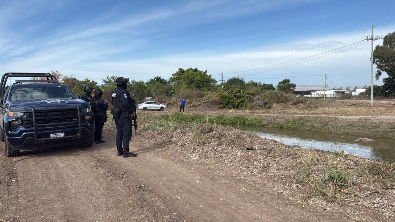 $!Hallan a un hombre asesinado a balazos flotando en canal de riego en Villa Juárez, Navolato
