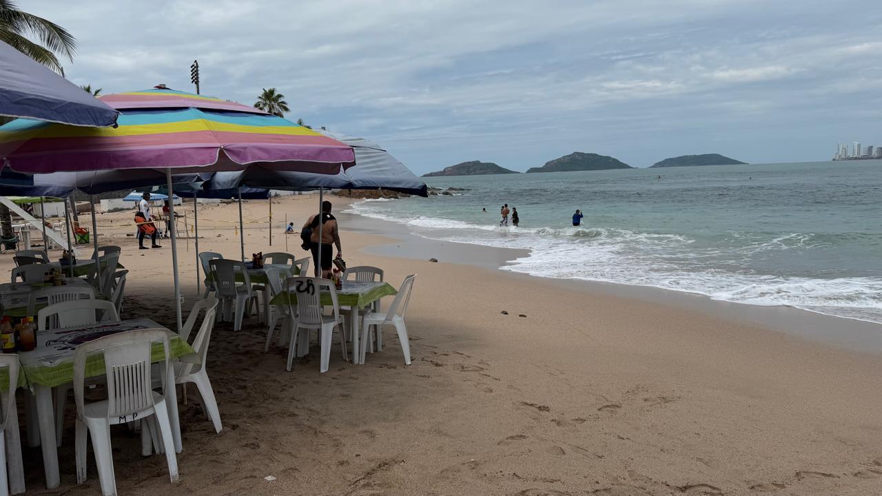 $!Se reabren algunas playas de Mazatlán ante mejoría en condiciones del mar, informa SSPM