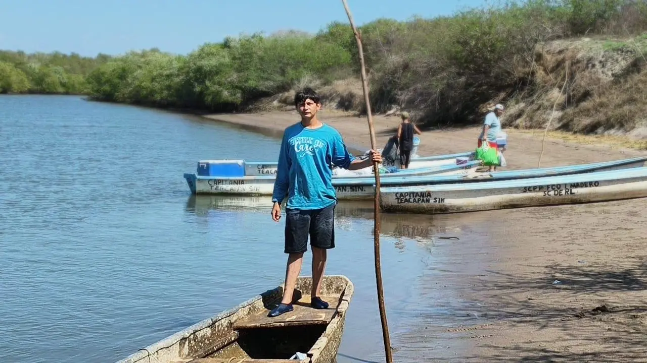 $!Jesús Adrián convierte cruce en lancha hacia playa Majahual en oficio turístico en Chametla