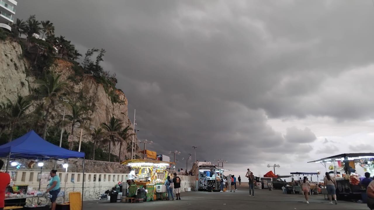 $!Se nubla Mazatlán ante alerta de lluvias y tormenta eléctrica