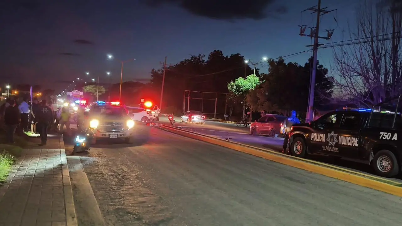 $!Se registra carambola en El Rosario; motociclista resulta herido
