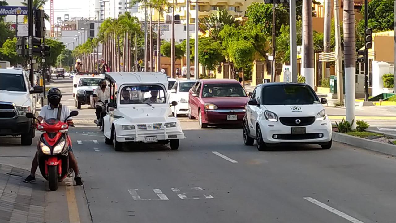 $!Los vehículos ‘vuelan’ al pasar por los pasos peatonales elevados de la Camarón Sábalo
