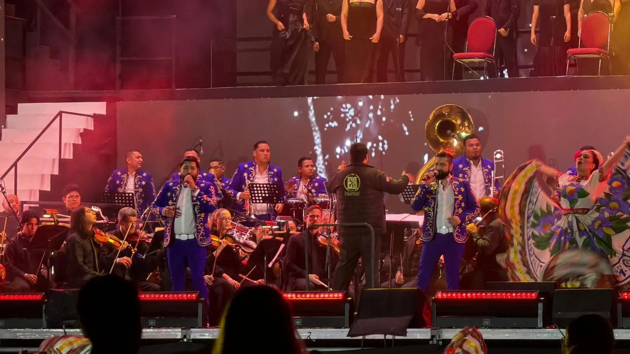 $!El Carnaval de Mazatlán corona a Mariana I como Reina de los Juegos Florales