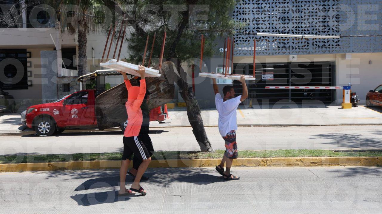 $!Realizan operativo de desalojo de vendedores y prestadores de servicio en Playa Pinitos