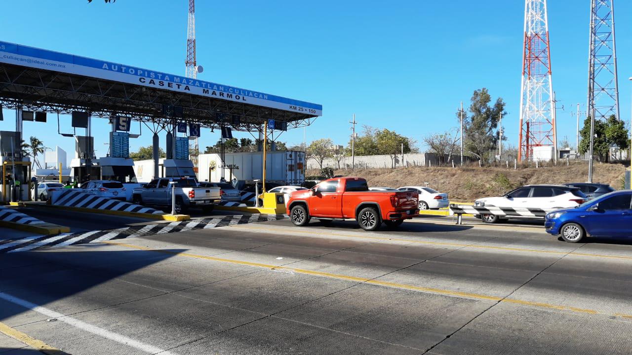 $!Por éxodo de vacacionistas, en Mármol abren cuatro carriles hacia el norte de Sinaloa
