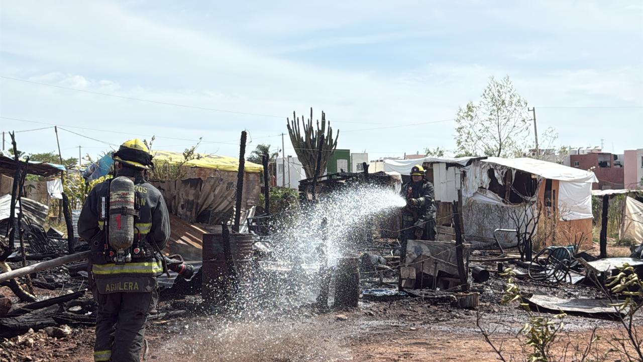 $!Incendio consume tres viviendas en asentamiento de Valle del Agua, al oriente de Culiacán