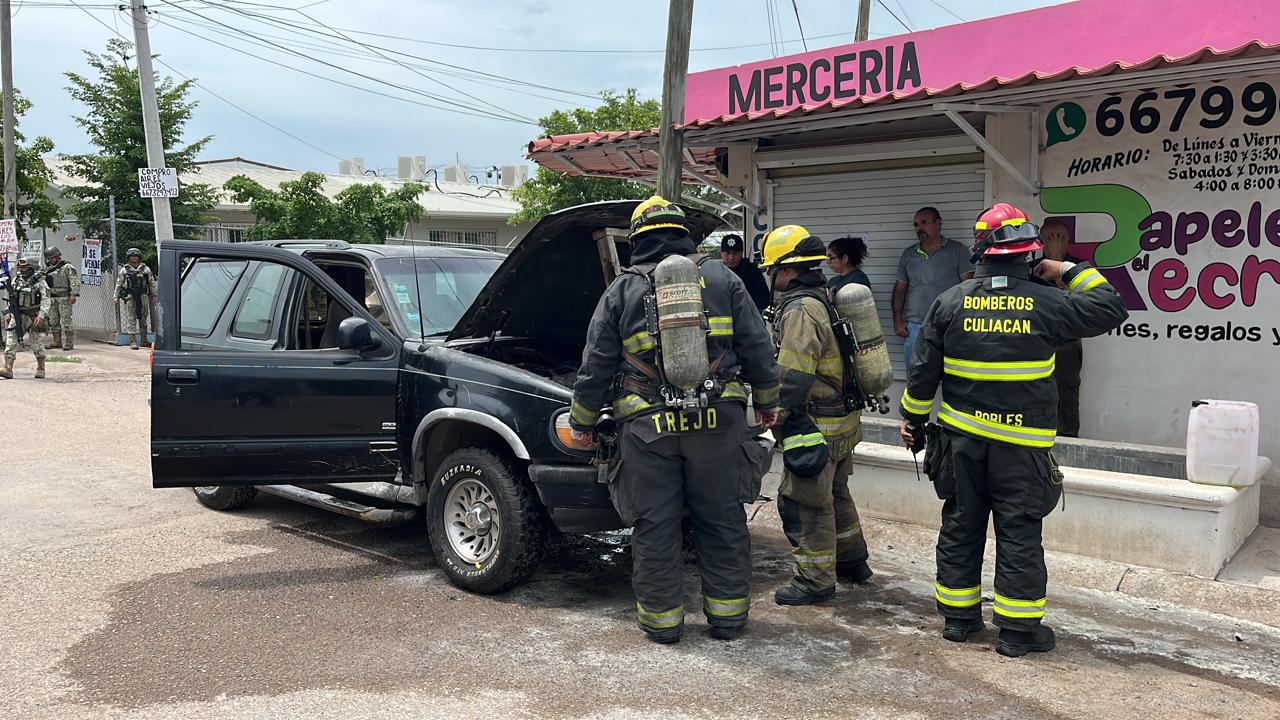 $!Se incendia camioneta en Capistrano, Culiacán; militares la apagan con extintor y refresco