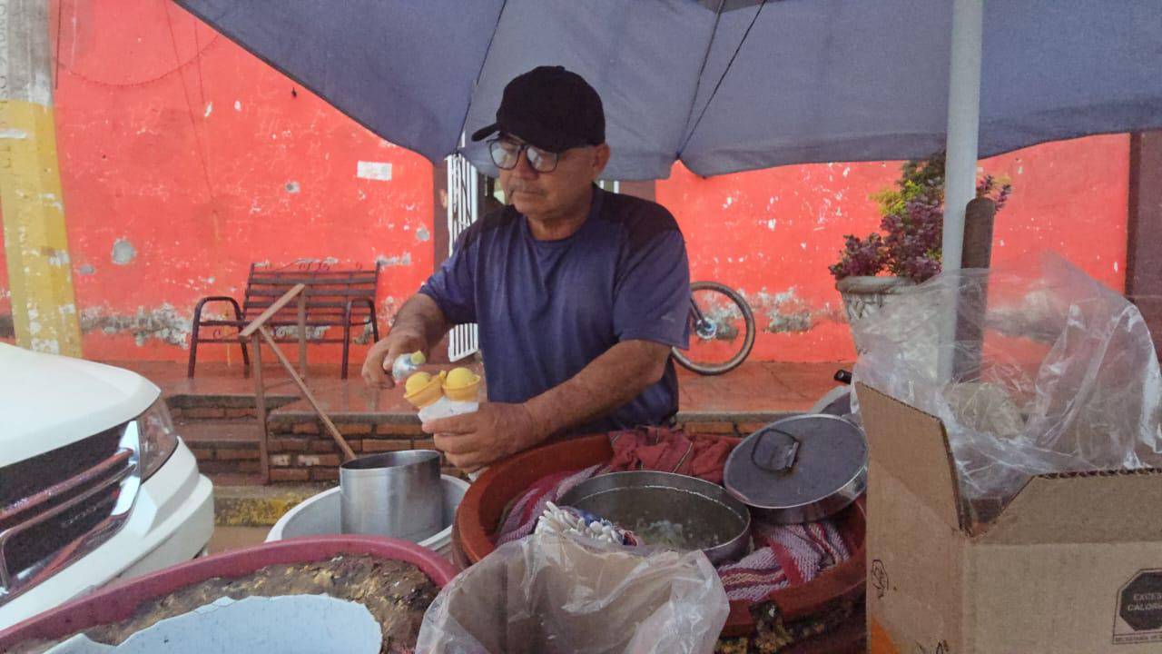$!Luis Alonso preserva el oficio de la nieve de garrafa que aprendiera de sus suegros en Cacalotán