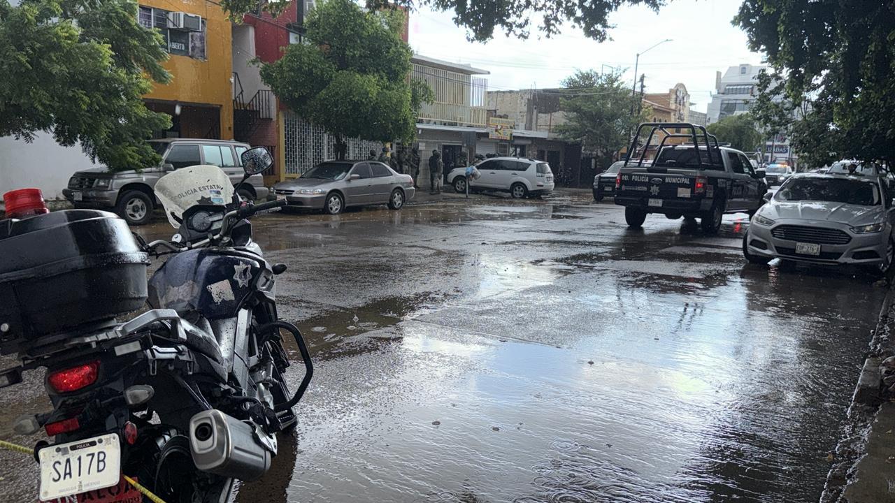 $!Abaten a uno y detienen otro civil tras intento de robo en la Miguel Alemán, en Culiacán