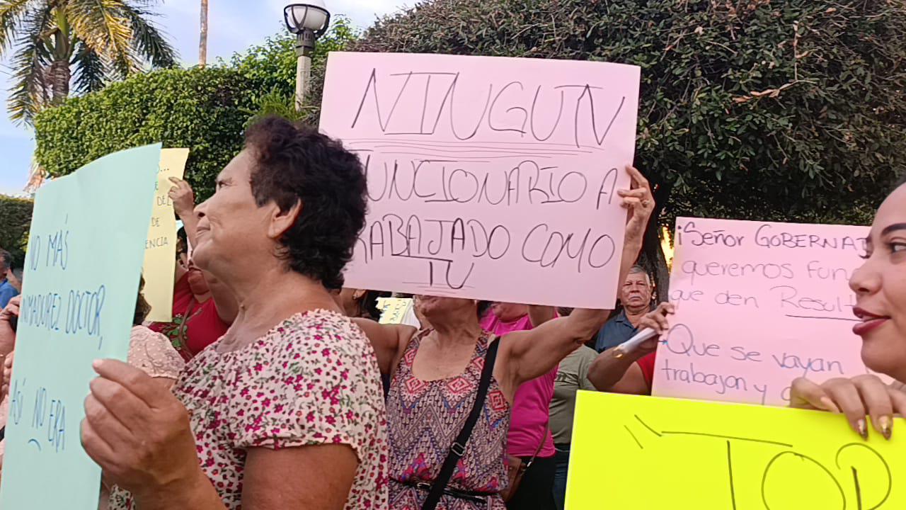 $!Vecinos de Escuinapa exigen explicaciones por destitución de gerente de Jumapae