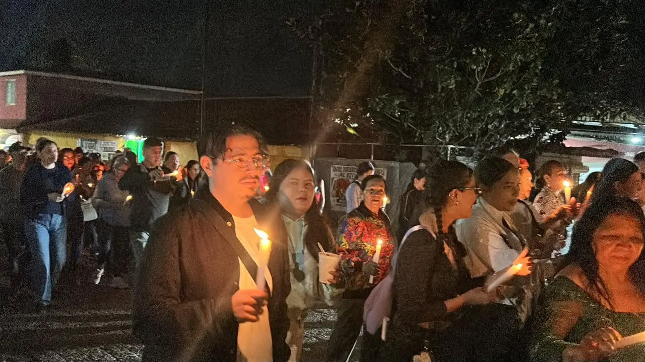 $!Celebran callejoneada con velas encendidas para honrar a sus difuntos en Surutato