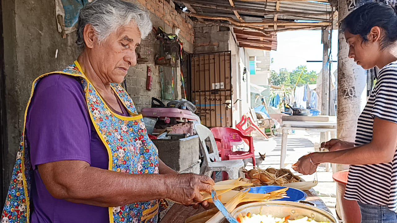 $!Por la promoción que le hizo una vecina, doña ‘Cuata’ cambió el campo por la elaboración de tamales
