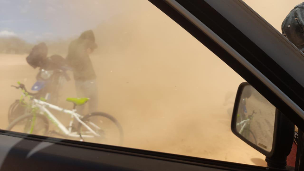 $!Remolino hace correr a futbolistas en La Palma Sola, en Mazatlán (FOTOS)