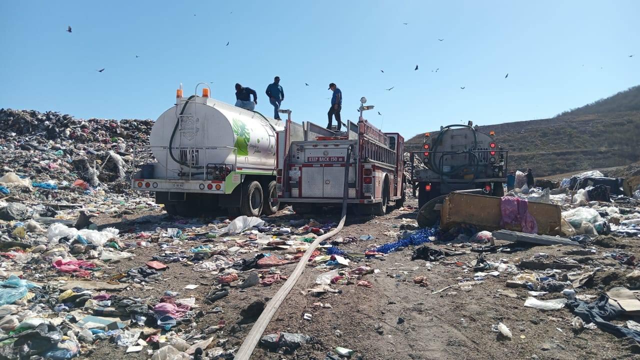 $!Bomberos combaten un nuevo incendio en el Basurón Municipal de Mazatlán