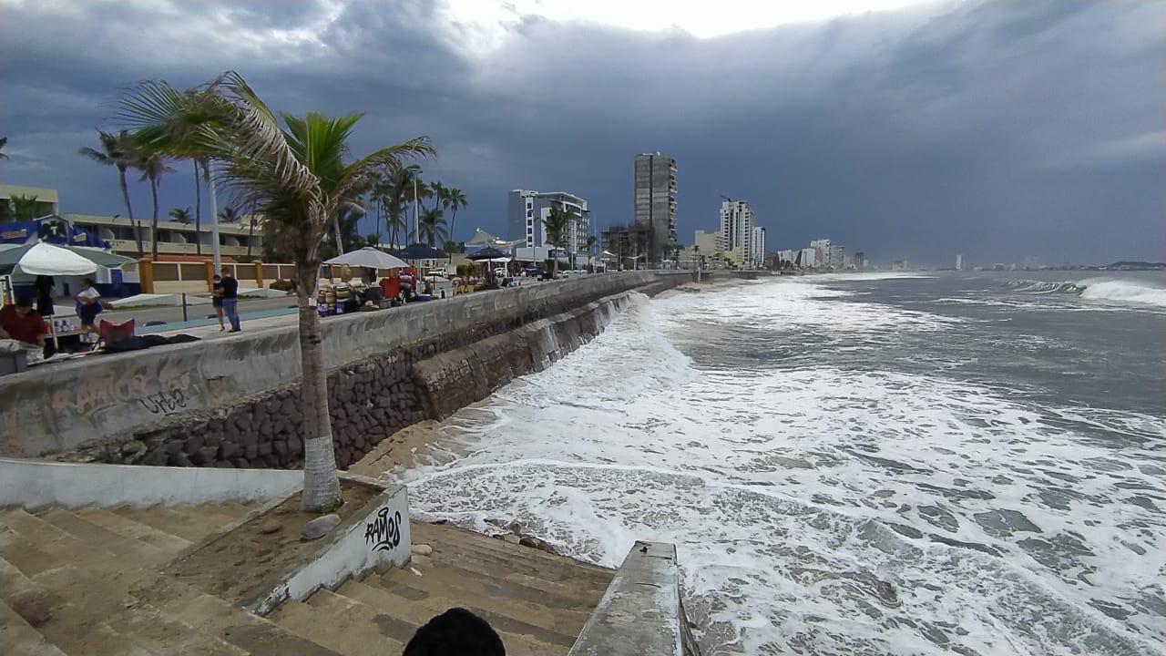 $!Aunque por la mañana estaba bravo, esta tarde se tranquiliza el oleaje en Mazatlán