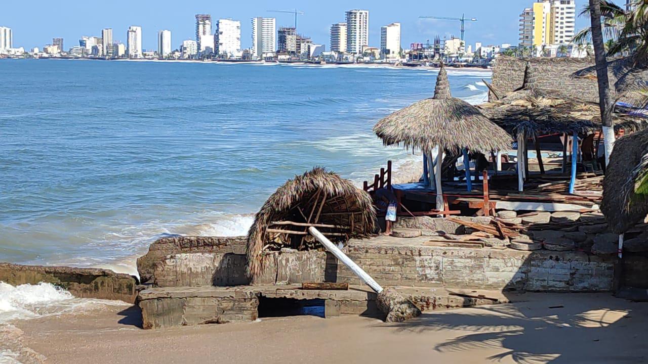 $!Calculan en cientos de miles de pesos los daños a restaurantes de playa por el fuerte oleaje en Mazatlán