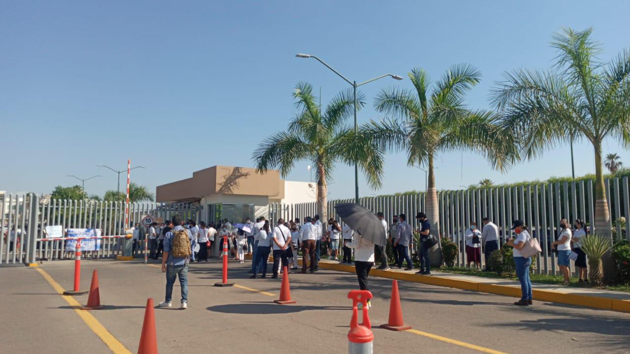 $!Manifestantes llegan al Congreso de Sinaloa donde hoy se vota el matrimonio igualitario