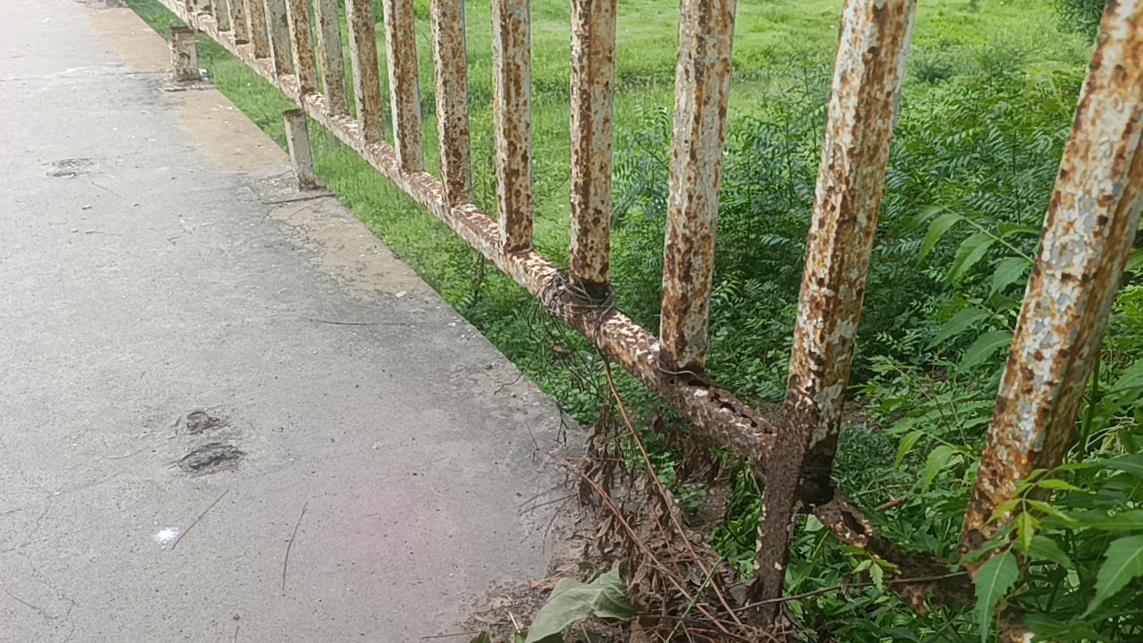 $!Avanza deterioro de puente peatonal de la Colonia Paredones, en Escuinapa