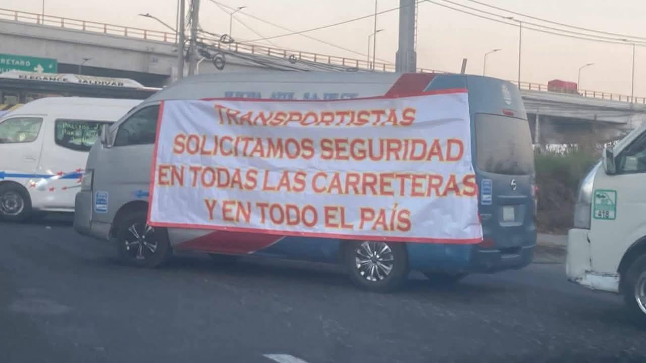 $!Transportistas mantienen bloqueos por segundo día consecutivo en 12 estados; líderes dialogan en Gobernación