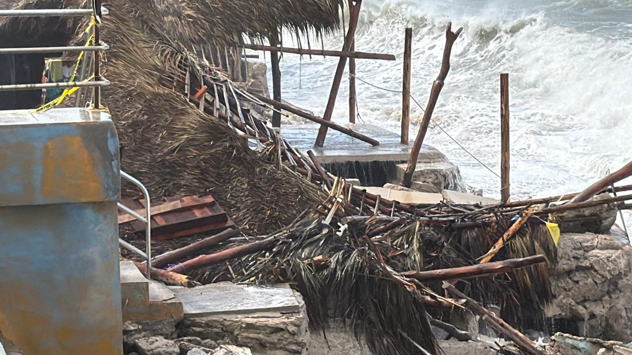 $!Entre daños y rescate de embarcación, persiste fuerte oleaje en Mazatlán
