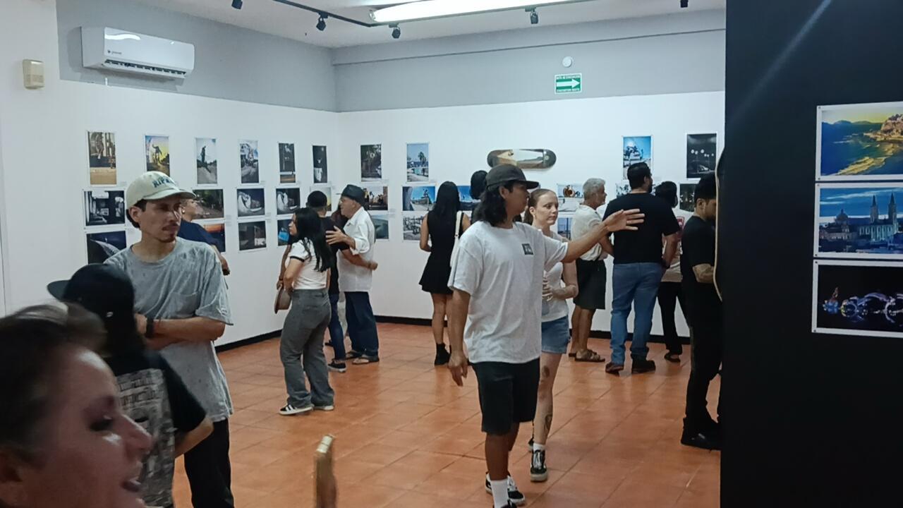 $!Una nutrida asistencia acudió a la inauguración de la exposición, en el Museo de Arte de Mazatlán.