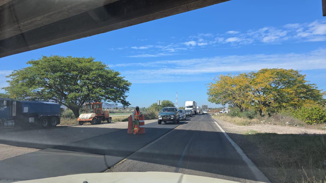 $!Realizan trabajos de reencarpetado de la carretera México 15, a la altura de Rosario
