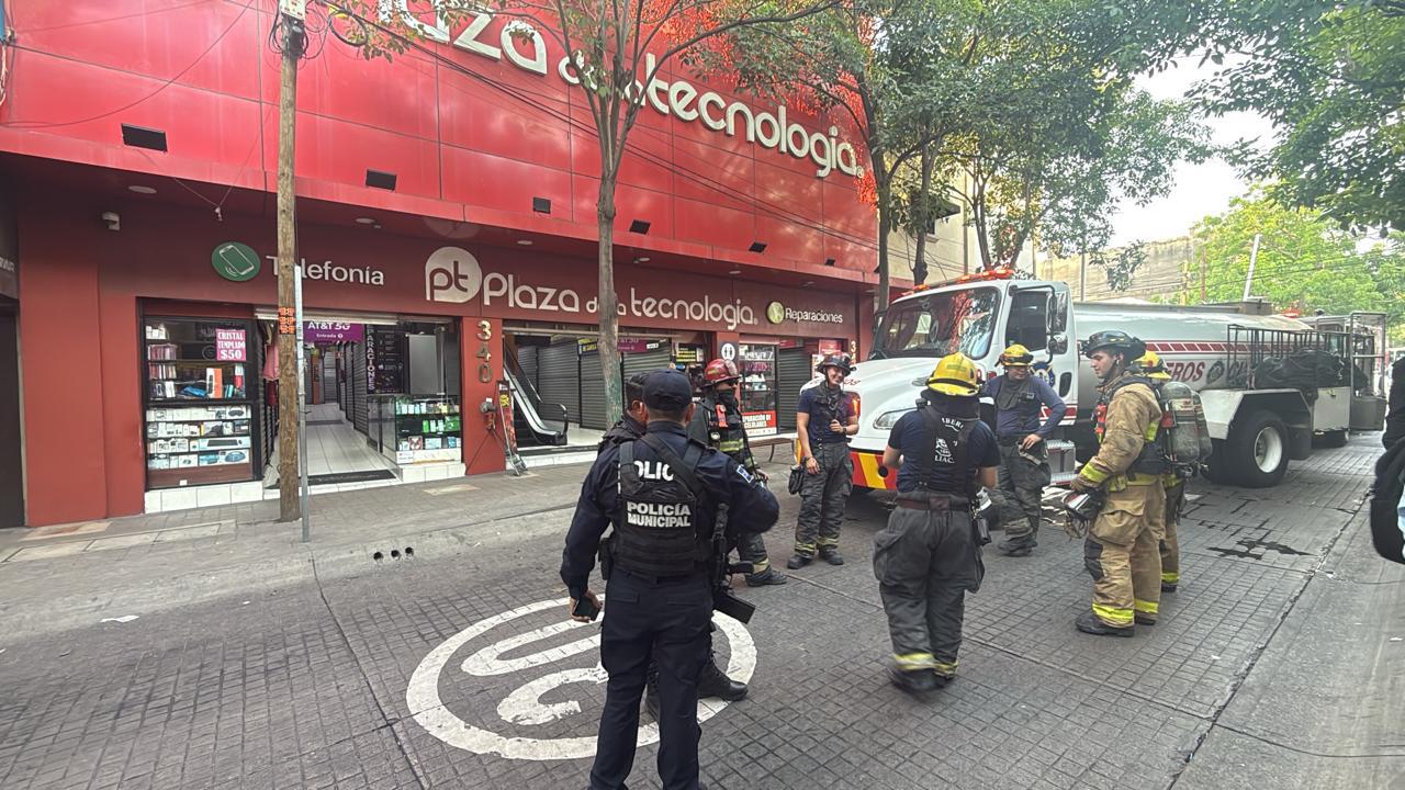 $!Conato de incendio en plaza comercial desata operativo en el Centro de Culiacán